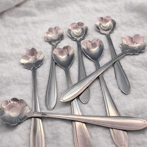 Set med 8 skedar med blommigt hjärta | Dekorativa teskedar i metall | Silverkaffeskedar | Teskedar i vintagestil | Blomsterservis i presentförpackning