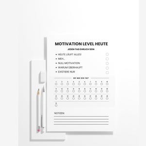 Könnte beinhalten: Ein weißer Papier-Tracker mit schwarzem Text, betitelt MOTIVATION LEVEL HEUTE, mit einer Liste deutscher Sätze, einem nummerierten Raster von 1 bis 31 zur täglichen Verfolgung und einem Bereich für Notizen. Links daneben liegen zwei Bleistifte.