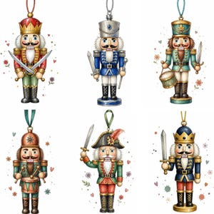 Puede incluir: Seis adornos colgantes de cascanueces con uniformes en rojo, azul, verde y dorado. Cada figura sostiene una espada o un tambor, con barbas detalladas, coronas o sombreros y lazos para colgar en la parte superior, rodeados de flores.