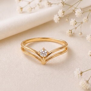 Moissanite Chevron Solitaire Ring, V-vormige Verlovingsring, Sterling Zilver Verguld, Handgemaakte Fijne Ring, Cadeau voor Haar
