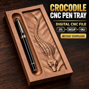 Könnte beinhalten: Ein rechteckiges Stifte-Tablett aus Holz mit einem geschnitzten Krokodil-Relief und einer vertieften Ablage für einen schwarzen Füllfederhalter mit goldenen Akzenten. Der Text lautet: CROCODILE CNC PEN TRAY, DIGITAL CNC FILE, STL, 3DCLIP, OBJ, INSTANT DOWNLOAD.