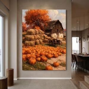Può includere: Una grande stampa artistica da parete rettangolare che raffigura un paesaggio autunnale con un rustico fienile in legno, una pila di balle di fieno e un campo pieno di numerose zucche arancioni sotto un albero dal fogliame arancione vivace.
