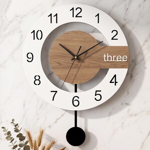 Horloge murale à pendule blanche moderne, montre minimaliste bicolore aspect bois, 30 cm (12 pouces), style contemporain décoratif