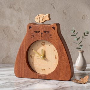 Wooden Grumpy Cat Clock Cute Feline Desk Timepiece Whimsical Wall Decor Unique Animal Gift with Fish Accent 14cm