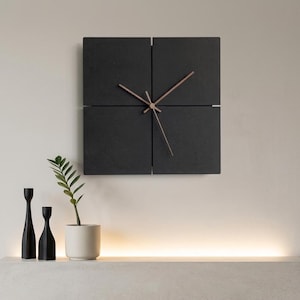 Minimalistisk svart fyrkantig väggklocka | Geometrisk delad design, dekor med trähänder (11,4 tum)