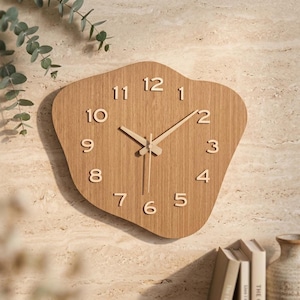 Houten wandklok, organische vorm met reliëfcijfers, 2,3 cm slank profiel