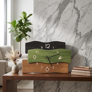 Moderne tafelklok met houtlook, golvend illusiedesign met vogelmotief, vrijstaande bureaudecoratie