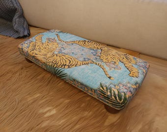 Türkischer Teppich-Fußhocker, handgefertigte gepolsterte Ottomane, Vintage-Boho-Akzentmöbel, Landhaus-Wohndekoration