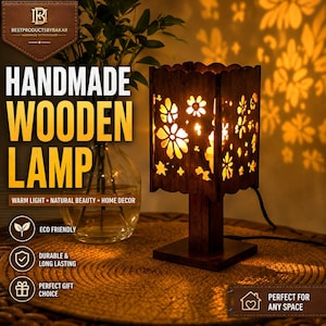 Könnte beinhalten: Eine quadratische Holzlampe mit dunkelbraunem Finish und filigranen, lasergeschnittenen Blumenmustern, die Lichtschatten werfen. Die Lampe hat einen gewellten oberen Rand, einen zentralen Ständer und einen flachen quadratischen Fuß, der warmes Licht ausstrahlt.