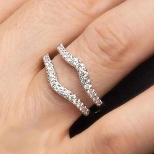 Rehausseur de bague diamant, anneau de protection en or blanc 14 carats incurvé, anneau assorti Moissanite à double chevron, bague vintage pour solitaire