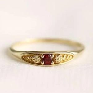 繊細なルビーのシグネットリング、イエローゴールドのヴィンテージプロミスリング、ミニマルな花柄の彫刻バンド、繊細なルビーのスタッキングリング、アンティークシグネット