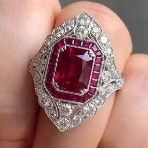 Anel de Noivado Art Déco com Rubi Vermelho Lapidado em Esmeralda, Estilo Vintage em Prata de Lei 925, Anel Marcante com Cravação Pavé de Diamantes, Presente de Aniversário para Ela
