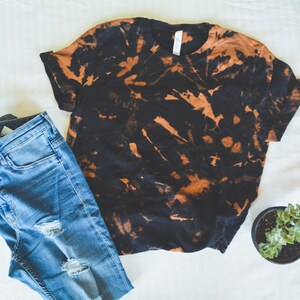 Halloween V Neck Shirts For Women, Halloween VNeck Shirt, Halloween V-Neck TShirt, V Neck Fall Tshirts, V Neck Halloween Tee, V Neck Tie Dye zdjęcie 5