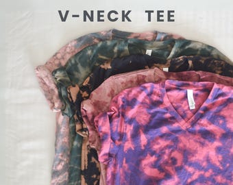 Camiseta de cuello en V teñida a mano: Bella Canvas Cotton suave