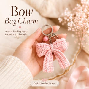 Può includere: Un ciondolo per borsa a forma di fiocco lavorato all'uncinetto in rosa chiaro con un portachiavi in metallo argentato, un piccolo moschettone e una singola perlina rosa rotonda. Appaiono il testo Bow Bag Charm, A sweet finishing touch for your everyday style, e Digital Crochet Gstore.