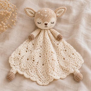 Häkelanleitung für ein schläfriges Reh-Kuscheltier, Baby-Schmusetuch mit Rehmotiv, Kuscheldecke mit Blumenmuster und Spitze, Geschenkidee fürs Kinderzimmer im Wald-Stil, Amigurumi-Anleitung