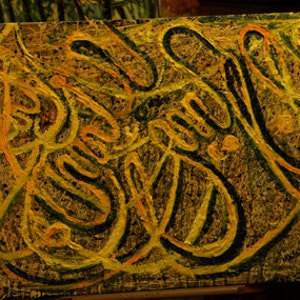 Könnte beinhalten: Abstrakte Malerei mit dicken, wirbelnden Linien in Gelb-, Grün- und Brauntönen. Die Linien sind auf eine strukturierte Leinwand gemalt.
