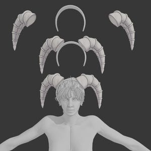 Puede incluir: Una diadema gris claro con dos cuernos grandes, segmentados y curvados que se extienden desde los lados. El conjunto incluye una diadema simple, una diadema con cuernos y una representación digital de una figura con este accesorio.