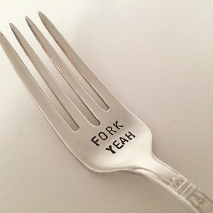 Puede incluir: Un tenedor de plata con las palabras "Fork Yeah" grabadas en el mango.