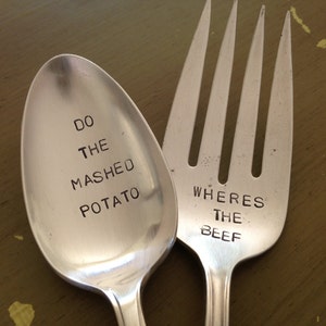 Puede incluir: Una cuchara y un tenedor de plata con inscripciones grabadas. La cuchara dice "Do the mashed potato" y el tenedor dice "Wheres the beef".