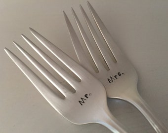 De heer en mevrouw vintage gerecycleerd zilverwerk hand gestempeld bruiloft vork taart vork