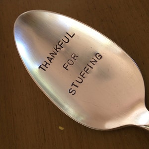 以下が含まれることがあります： 「Thankful for Stuffing」と刻まれた銀のスプーンです。