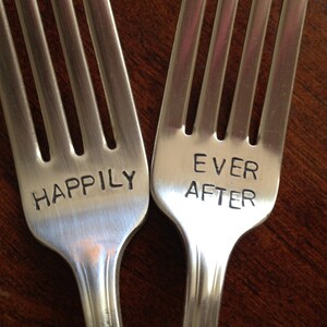 Happily Ever After Wedding Forks accesorio nupcial estampado a mano imagen 4