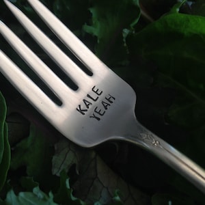 Kale sí!     horquilla estampada a mano de cubiertos