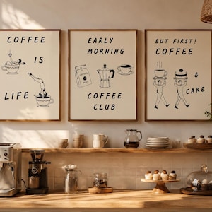 Pode incluir: Três quadros retangulares com fundo creme e desenhos de linhas pretas. O primeiro diz COFFEE IS LIFE com figuras em chávenas. O segundo EARLY MORNING COFFEE CLUB com um saco e cafeteira. O terceiro diz BUT FIRST! COFFEE & CAKE.
