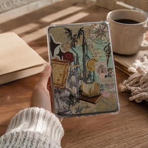 Puede incluir: Una funda protectora transparente para lector electrónico Kindle con un diseño de collage que incluye un mapa antiguo, un dragón, una brújula, un marco dorado, un sello de cera, una mariposa y un libro abierto. La palabra kindle aparece en negro abajo.