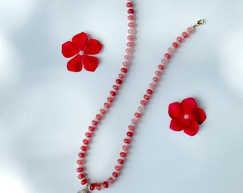 Colar artesanal com contas de vidro vermelho e pingente de pérola e concha | Joia praiana | Fecho banhado a ouro 18K | Presente perfeito para o verão