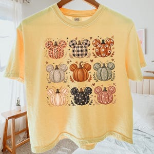 Comfort Colors® T-shirt Boxy Preppy Mickey Minnie Mouse Citrouille Halloween T-shirt Boxy Tendance Champ de Citrouilles T-shirt Boho Floral Automne C'est la saison Automne