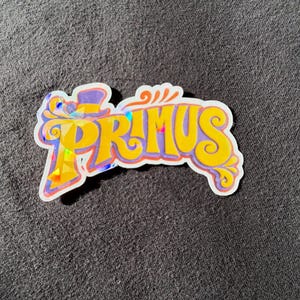 Primus-klistermärke - Willy Wonka-stil Chokladfabrikens logotypdekal, funky alt metal rockband merchandise