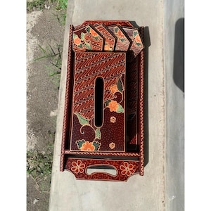 Handgemaakte Indonesische batik houten geschenkset, serveerblad, tissuebox, onderzetters (Sengon-hout)