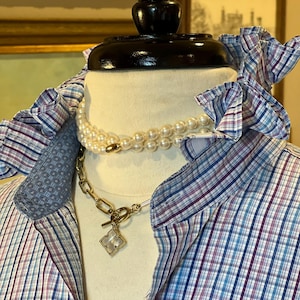 Chemise à col volanté extra large XL pour femme, style English Laundry | Haut à manches longues à carreaux bleus et roses upcyclés pour femme | Chemise boutonnée pour homme revisitée
