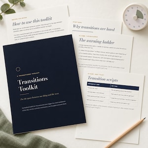 Könnte beinhalten: Ein Transitions Toolkit Bildungsset mit einem dunkelblauen Einband und weißem Text, begleitet von mehreren weißen Informationsblättern mit schwarzem Text zu Übergangsstrategien sowie einem runden, weißen analogen visuellen Timer.