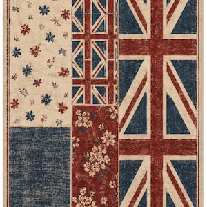 Pode incluir: Um tapete retangular com um design de patchwork que apresenta uma grande bandeira do Reino Unido no lado direito, uma secção creme com pequenas flores vermelhas e azuis, uma secção azul escura texturizada e uma secção vermelha com padrões florais brancos.