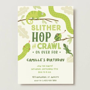 Könnte beinhalten: Eine rechteckige Geburtstagseinladungskarte mit cremefarbenem Hintergrund und grünen Illustrationen von Chamäleon, Schlange, Frosch und Eidechse. Der Text lautet: SLITHER HOP OR CRAWL ON OVER FOR CAMILLE'S BIRTHDAY, JOIN THE PARTY, SATURDAY, SEPTEMBER 17TH, 2PM TO 6 PM, 123 ANYWHERE, ST. ANYCITY, RSVP TO: (+123) 456 7890.
