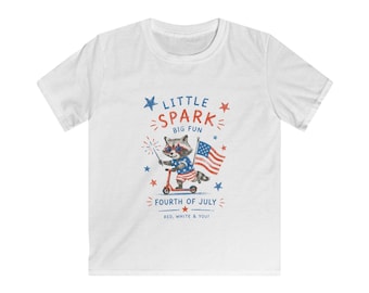 Camiseta Little Spark para o Dia da Independência | Estampa patriótica de bandeira americana para crianças | Design para patinete