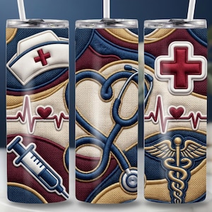 Puede incluir: Tres vasos cilíndricos con pajitas blancas, con un patrón de temática médica sobre un fondo texturizado. El diseño incluye una cofia de enfermera, un estetoscopio en forma de corazón, una cruz roja, una línea de ECG, una jeringa y un caduceo.