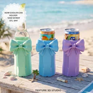 Pode incluir: Três porta-latas finos de 12 oz nas cores verde menta, azul claro e lavanda, cada um com um laço decorativo proeminente na frente. O texto na imagem diz: BOW COOLER CAN HOLDER 12OZ SKINNY STL-3MF. Os suportes contêm várias bebidas.