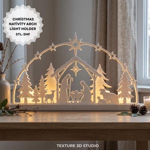 Può includere: Un portaluce ad arco per presepe natalizio bianco con una silhouette della scena della natività, animali e alberi di pino sotto una cornice ad arco con stelle. Il testo recita CHRISTMAS NATIVITY ARCH LIGHT HOLDER STL-3MF.