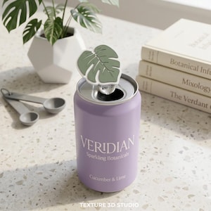 K&ouml;nnte beinhalten: Eine hellviolette Aluminium-Getr&auml;nkedose mit der Aufschrift Veridian Sparkling Botanicals Cucumber & Lime. Ein mattgr&uuml;ner Aufsatz in Form eines Monstera-Blattes ist an der silbernen &Ouml;ffnungslasche oben auf der zylindrischen Dose befestigt.