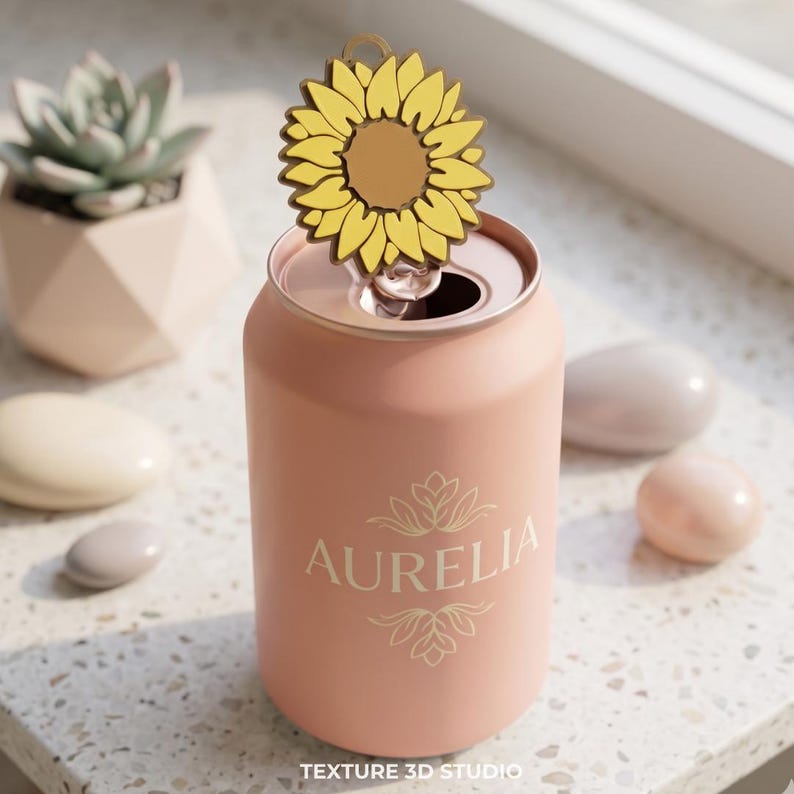 K&ouml;nnte beinhalten: Ein matter, pfirsichfarbener Dosenk&uuml;hler mit dem in Wei&szlig; aufgedruckten Namen AURELIA &uuml;ber und unter einem dekorativen floralen Liniendesign. Ein gelber Aufsatz in Sonnenblumenform steckt in der &Ouml;ffnung des Dosenk&uuml;hlers.