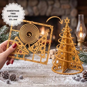 Pode incluir: Um kit de cartão de árvore de Natal na cor ocre, apresentando uma moldura plana cortada a laser com uma espiral e peças em forma de árvore, ao lado de uma estrutura de árvore tridimensional montada com recortes detalhados.