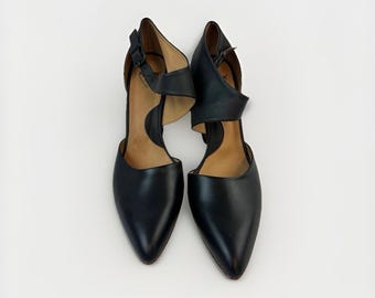 Sapatos de salto alto femininos John Fluevog em couro preto, tamanho 9,5, modelo Mary Jane com tira, fabricados no Peru.