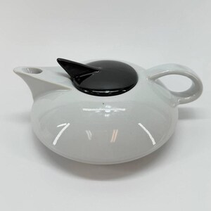Teiera moderna in ceramica con coperchio bianco e nero, caffettiera in stile Mid-Century.