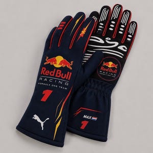 Könnte beinhalten: Ein Paar dunkelblaue Rennhandschuhe mit dem Red Bull Racing Logo, der Nummer 1 und einem weißen Puma Logo. Die Handschuhe zeigen den Schriftzug Max mit einer niederländischen Flagge, rote und gelbe grafische Akzente sowie weiße Details an den Fingern.