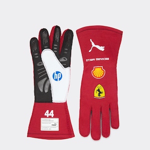 Peut inclure: Une paire de gants de course rouges, noirs et blancs. Le gant gauche présente une paume blanche avec un logo HP et le numéro 44. Le gant droit affiche un logo Puma blanc, le texte Richard Mille, un emblème Shell et un écusson Ferrari.
