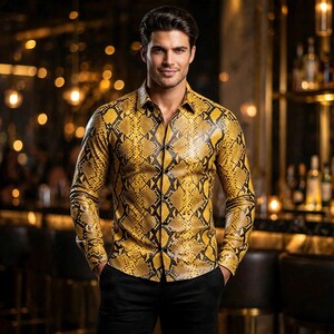 Geel leren shirt met pythonprint | Heren shirt met slangenprint | Exotisch leren overhemd met knoopsluiting | Luxe shirt met pythonprint | Leren shirt voor feestjes en clubs